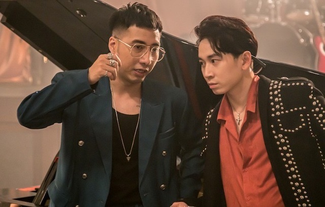 Only C là ai? Tiểu sử và sự nghiệp phát triển của Only C Only C và Karik kết hợp với nhau trong ca khúc hot trend Anh không đòi quà, nhanh chóng tạo nên cơn sốt trong giới trẻ
