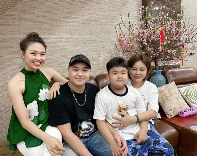 Lê Giang cùng ba người con của mình
