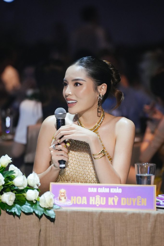Kỳ Duyên bị chỉ trích vì có dáng ngủ kém duyên