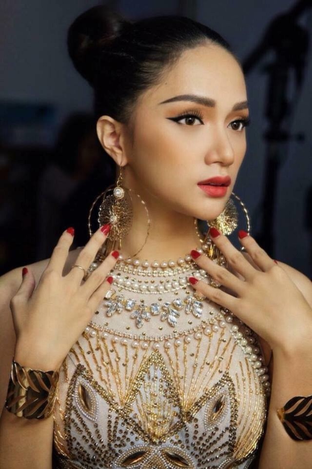Tiểu sử & sự nghiệp ca sĩ Hương Giang