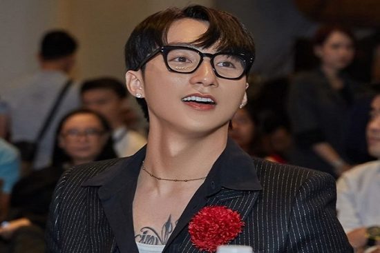 Sơn Tùng M-TP là ca sĩ thành công bậc nhất hiện nay. Anh là nam ca sĩ trẻ tuổi gặt hái được nhiều thành tựu lớn trong âm nhạc. Không chỉ trong nước, âm nhạc của anh còn lan rộng sang nhiều quốc gia khác. Những màn hợp tác với nghệ sĩ quốc tế của Sơn Tùng cũng khiến khán giả trầm trồ. Nổi tiếng là vậy nhưng bạn có biết Sơn Tùng sinh năm bao nhiêu? Con đường sự nghiệp như thế nào? Hãy cùng Doanh Nhân Online để biết thêm thông tin về chàng trai Thái Bình này nhé. Sơn Tùng M-TP là ai? Sơn Tùng M-TP là ai hẳn từng là câu hỏi mà ai cũng từng đặt ra. Có tư duy âm nhạc hiện đại, sở hữu nhiều bản hit bắt tay, nam ca sĩ nhanh chóng trở thành hiện tượng của làng nhạc Việt từ những ngày đầu. Sở hữu thêm vẻ ngoài điển trai, mọi động thái của Sơn Tùng đều được cánh báo chí săn đón. Mặc dù vấp phải không ít scandal nhưng sức hút của anh vẫn chưa bao giờ hạ nhiệt. Những năm gần đây, Sơn Tùng ít hoạt động nghệ thuật hơn mà tập trung vào các dự án riêng. Các dự án âm nhạc của nam ca sĩ tuy được đầu tư khủng nhưng lại thưa thớt. Thậm chí những dự án lớn nam ca sĩ từng công bố cũng phải hoãn lại vì dịch bệnh. Điều này khiến người hâm mộ không khỏi tiếc nuối và hy vọng sẽ được gặp gỡ nam thần tượng vào một ngày không xa. Tuy hoạt động có phần trầm đi nhưng Sơn Tùng M-TP vẫn liên tục thu hút một lượng fan hâm mộ mới. Sự thành công của dự án dài hơi Chúng ta của hiện tại đã cho thấy rõ đẳng cấp của nam ca sĩ. Những fan hâm mộ mới ngay tức tìm hiểu mọi thông tin tiểu sử, từ Sơn Tùng sinh năm bao nhiêu đến quê quán, sự nghiệp, đời tư của anh chàng. Nếu bạn cũng đang thắc mắc thì mọi thông tin giải đáp dưới đây sẽ giúp bạn hiểu rõ hơn về nam ca sĩ tài năng này. Sơn Tùng sinh năm bao nhiêu? Sơn Tùng sinh năm bao nhiêu? Thông tin tiểu sử về nam ca sĩ Tên thật: Nguyễn Thanh Tùng Năm sinh: 05/07/1994 (27 tuổi) Cung hoàng đạo: Cự Giải Chiều cao: 1m67 Quê quán: Thái Bình Nghề Nghiệp: Ca sĩ, Nhạc sĩ, Diễn viên, Rapper, Doanh nhân Bài hát nổi bật: Em của ngày hôm qua. Cơn mưa ngang qua, Không phải dạng vừa đâu, Chúng ta không thuộc về nhau, ... Sơn Tùng tên thật là gì? Sơn Tùng có tên thật là Nguyễn Thanh Tùng. Nghệ danh Sơn Tùng M-TP được nam ca sĩ sử dụng khi làm nhạc chuyên nghiệp. Nhạc sĩ Quang Huy, người cộng tác đã đặt cho anh cái tên này. Sơn Tùng tức là cây tùng mọc trên núi cao, mạnh mẽ vươn đến ánh mặt trời để đạt được điều to lớn. Còn M-TP được nam ca sĩ lý giải là tài năng và phong cách. Dù có nghệ danh riêng nhưng Sơn Tùng cũng từng được gọi bằng nhiều cái tên đặc biệt khác. Thời điểm năm 2012, nam ca sĩ được fan hâm mộ gọi là Hoàng tử mưa. Sau này, khi Sky lớn mạnh, fan lại gọi anh bằng cái tên rất kêu là Sếp's. >>> Có thể bạn quan tâm: Ngọc Sơn là ai? Tiểu sử & sự nghiệp của ca sĩ Ngọc Sơn Sơn Tùng sinh năm bao nhiêu Sơn Tùng sinh năm bao nhiêu có lẽ là câu hỏi được nhiều người quan tâm nhất. Đã có 10 năm hoạt động nghệ thuật nhưng Sơn Tùng vẫn giữ được vẻ ngoài điển trai, trẻ trung. Thậm chí, trông anh trẻ không kém khi đứng cạnh các bạn sinh viên. Thực tế, Sơn Tùng sinh năm 1994, năm nay đã 27 tuổi. Chiều cao của nam ca sĩ Luôn có những màn trình diễn thu hút trên sân khấu nhưng Sơn Tùng lại là chàng "nấm lùn". Sơn Tùng chỉ cao 1m67, một chiều cao tương đối khiêm tốn ở nam giới. Dù vậy, nhờ thân hình đẹp, biết cách ăn mặc nên anh chàng hack được vóc dáng khá đáng kể. Nếu không đứng chụp ảnh cùng đồng nghiệp, ít ai có thể nhận ra được chiều cao thật của nam ca sĩ. Sơn Tùng sinh ra ở đâu? Quê gốc của Sơn Tùng M-TP là ở Thái Bình. Anh từng viết một ca khúc dành cho chính quê hương của mình là "Thái Bình mồ hôi rơi". Hiện tại, nam ca sĩ đang sinh sống tại quận 7, Hồ Chí Minh. Anh bắt đầu vào Hồ Chí Minh từ năm 2012. Thời điểm này, anh đang theo học tại Nhạc viện thành phố Hồ Chí Minh. Sự nghiệp phát triển âm nhạc của Sơn Tùng M-TP Ngoài các vấn đề như Sơn Tùng sinh năm bao nhiêu, tên thật của Sơn Tùng là gì, thì rất nhiều người hâm mộ quan tâm đến con đường phát triển sự nghiệp của Sơn Tùng M-TP. Trong suốt quá trình phát triển nghệ thuật, Sơn Tùng không ít lần phải đối mặt với khó khăn, dèm pha. Những năm đầu sự nghiệp Dù có tài năng ca hát từ rất nhỏ, nhưng gia đình lại phản đối việc anh theo đuổi con đường nghệ thuật. Cha mẹ muốn anh chuyên tâm vào việc học hành. Tuy nhiên Tùng đã bỏ qua lời khuyên ngăn của cha mẹ và tiếp tục theo đuổi ước mơ. Vào năm 2009, Sơn Tùng cùng những bạn học thành lập nên một nhóm nhạc có tên là Over Band. Tại đây, cả nhóm đã bắt đầu sáng tác nhạc. Những ca khúc của nhóm đăng chúng lên trang web LadyKillah – website chuyên về âm nhạc. Nhờ vậy mà anh được nam rapper Hoàng Kê mời vào nhóm nhạc hip hop Young Pilots vào năm 2011. Được biết, Young Pilots đã gặt hái được nhiều trái ngọt tại Thái Bình khi cho phát hành nhiều bài hát. Cũng trong năm 2011, Sơn Tùng đã cho ra mắt bài hát “Cơn mưa ngang qua”.Ca khúc đã đạt được 1,7 triệu lượt nghe chỉ trong vòng 2 tháng. Chính bài hát này đã đưa tên tuổi của anh đến làng âm nhạc Việt Nam. Không những vậy, anh cũng trở thành thủ khoa Nhạc viện Tp. HCM với số điểm đầu vào là 25,5 trong năm 2011. Đến tháng 11/2012, Sơn Tùng đã ký hợp đồng độc quyền có thời hạn 5 năm với hãng thu âm Văn Production. Đây cũng là lúc chàng ca sĩ gốc Thái Bình chính thức bước vào con đường hoạt động chuyên nghiệp. Lúc này anh đổi nghệ danh thành Sơn Tùng M-TP. Sơn Tùng bắt đầu bước vào con đường âm nhạc vào tháng 11 năm 2012 Bức phá sự nghiệp Từ tháng 8 đến tháng 12/2013, Sơn Tùng đã cho ra mắt lần lượt các bản Hit như: Nắng ấm xa dần, Đừng về trễ và Em của ngày hôm qua. Được biết, MV Em của ngày hôm qua là bước ngoặt để nam ca sĩ bắt đầu phát triển sự nghiệp chính thống của mình. Bài hát thu đã đạt được hơn 100 triệu lượt nghe trong vòng 3 tháng trên Zing MP3. Đến tháng 6/2014, Sơn Tùng tham gia đóng vai chính trong bộ phim chiếu rạp Chàng trai năm, bộ phim được lấy cảm hứng từ cuộc đời của cố ca sĩ Wanbi Tuấn Anh. Phần nhạc phim gồm hai ca khúc là “Chắc ai đó sẽ về” và “Không phải dạng vừa đâu” do Sơn Tùng thể hiện và sáng tác. Bộ phim này đã mang đến cho anh giải Diễn viên trẻ triển vọng tại lễ trao giải Cánh diều vàng. Đến tháng 7/2015, để kỉ niệm sinh nhật lần thứ 21, Sơn Tùng M-TP đã tổ chức buổi hòa nhạc kết hợp với fanmeeting đầu tiên trong sự nghiệp của mình. Hơn 8.000 vé đã được bán hết chỉ trong vòng 2 tuần. Sơn Tùng nhận được giải Diễn viên trẻ triển vọng sau bộ phim Chàng trai năm ấy Hành trình Sky Tour chạm tới giấc mơ Vào tối ngày 17/06/2019, Sơn Tùng công bố dự án âm nhạc lớn nhất trong sự nghiệp âm nhạc của mình là chuyến lưu diễn Sky Tour. Đến 1/7/2019, Sơn Tùng cho phát hành MV Hãy trao cho anh được hợp tác cùng với rapper Snoop Dogg và diễn viên người Mỹ Madison Beer. Video âm nhạc liên tục lập nên nhiều kỷ lục tại Việt Nam và thế giới. Vào ngày 18/12/2019, Sơn Tùng đã tổ chức một buổi họp báo để chia sẻ chiến lược phát triển nghệ thuật và ra mắt sản phẩm với tư cách là chủ tịch công ty M-TP Entertainment. Vào ngày 31/5/2020, Sơn Tùng đã đăng tải đoạn trailer ngắn về bộ phim tài liệu “Chuyến lưu diễn Skytour” trên kênh Youtube của mình với tên gọi là Sky tour Movie. Bộ phim nhanh chóng được công chiếu tại Việt Nam và trên nền tảng Netflix tại 190 quốc gia vào ngày 2/9 cùng năm. Tiếp đến vào 5/7/2020, anh cho ra mắt MV “Có chắc yêu là đây” để mở đường cho album đầu tiên có tên là Chúng ta. Đến ngày 20/12/2020, Sơn Tùng M-TP phát hành MV Chúng ta của hiện tại cùng với diễn viên trẻ Hải Tú. Chỉ sau 1 tiếng ra mắt, bài hát đã nhanh chóng lọt top 1 trending trên Youtube. Vào ngày 29/12/2020, MTP Entertainment và POPS đã cho ra mắt bộ truyện tranh Lạc trôi được lấy cảm hứng từ  MV Lạc trôi của Sơn Tùng. Vào tháng 5/2021, Sơn Tùng đã cho ra mắt ca khúc mới “Muộn rồi mà sao còn”, chỉ sau vài giờ công chiếu, MV đã đạt được hơn 1 triệu lượt xem trên nền tảng Youtube. >>> Có thể bạn quan tâm: Phương Uyên là ai? Tiểu sử, sự nghiệp của nhạc sĩ Phương Uyên Sơn Tùng thực hiện chuyến lưu diễn Sky Tour vào năm 2019 Những tác phẩm làm nên tên tuổi của Sơn Tùng MTP Những bài hát nổi bật của Sơn Tùng M-TP Cơn mưa ngang qua Nắng ấm xa dần Em của ngày hôm qua Anh sai rồi Chắc ai đó sẽ về Không phải dạng vừa đâu Chúng ta không thuộc về nhau Nơi này có anh Có chắc yêu là đây Hãy trao cho anh Chúng ta của hiện tại Muộn rồi mà sao còn Sự nghiệp điện ảnh của Sơn Tùng M-TP Chàng trai năm ấy (2014) M-TP Ambition (2016) Âm bản (2017) Chuyến đi của thanh xuân (2018) Sky Tour (2020) Đời tư tình cảm đầy tai tiếng của Sơn Tùng M-TP Bạn gái Sơn Tùng là ai? Bạn gái Sơn Tùng sinh năm bao nhiêu, là người như thế nào? Đây là những câu hỏi được nhiều fan hâm mộ Sơn Tùng thắc mắc. Theo nhiều nguồn tin, Thiều Bảo Trâm sinh năm 1994 là bạn gái của Sơn Tùng M-TP, cả hai đã hẹn hò với nhau từ năm 2013 đến 2021. Bên cạnh đó, Thiều Bảo Trâm cũng là người duy nhất được Sơn Tùng M-TP theo dõi trên Instagram. Sau khi Hải Tú gia nhập công ty của Sơn Tùng, cả hai thường xuyên tương tác với nhau trên mạng xã hội. Điều này khiến cho Thiều Bảo Trâm cảm thấy không hài lòng và thường xuyên đăng những status bóng gió. Sau khi MV Chúng ta của hiện tại được cho ra mắt vài ngày, bạn của Thiều Bảo Trâm đã đồng loạt đăng bài ngầm khẳng định có người chen ngang giữa cuộc tình của hai người.Nhân vật này được cho là nữ diễn viên độc quyền của MTP Entertainment – Hải Tú, đồng thời cũng là nữ chính trong MV Chúng ta của hiện tại. Sau loạt thông tin lùm xùm về chuyện tình cảm, Sơn Tùng đã chính thức thừa nhận chia tay Thiều Bảo Trâm khi tham gia biểu diễn tại Honda Youth Fest 2020. Bên cạnh đó, anh cũng bỏ theo dõi người bạn gái cũ trên mọi nền tảng xã hội. Còn về phía Hải Tú, cô đã mất hút sau scandal này. Thiều Bảo Trâm có phải là bạn gái Sơn Tùng M-TP? Với những thông tin được chia sẻ trên, hẳn mọi người cũng đã biết Sơn Tùng M-TP là ai, cũng như Sơn Tùng sinh năm bao nhiêu rồi đúng không? Hy vọng chàng ca sĩ gốc Thái Bình sẽ gặt hái được nhiều thành công trong sự nghiệp phát triển âm nhạc của mình.
