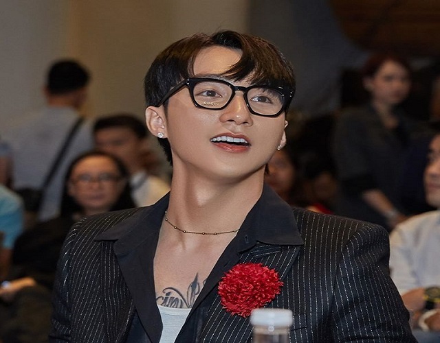 Sơn Tùng M-TP là ca sĩ thành công bậc nhất hiện nay. Anh là nam ca sĩ trẻ tuổi gặt hái được nhiều thành tựu lớn trong âm nhạc. Không chỉ trong nước, âm nhạc của anh còn lan rộng sang nhiều quốc gia khác. Những màn hợp tác với nghệ sĩ quốc tế của Sơn Tùng cũng khiến khán giả trầm trồ. Nổi tiếng là vậy nhưng bạn có biết Sơn Tùng sinh năm bao nhiêu? Con đường sự nghiệp như thế nào? Hãy cùng Doanh Nhân Online để biết thêm thông tin về chàng trai Thái Bình này nhé. Sơn Tùng M-TP là ai? Sơn Tùng M-TP là ai hẳn từng là câu hỏi mà ai cũng từng đặt ra. Có tư duy âm nhạc hiện đại, sở hữu nhiều bản hit bắt tay, nam ca sĩ nhanh chóng trở thành hiện tượng của làng nhạc Việt từ những ngày đầu. Sở hữu thêm vẻ ngoài điển trai, mọi động thái của Sơn Tùng đều được cánh báo chí săn đón. Mặc dù vấp phải không ít scandal nhưng sức hút của anh vẫn chưa bao giờ hạ nhiệt. Những năm gần đây, Sơn Tùng ít hoạt động nghệ thuật hơn mà tập trung vào các dự án riêng. Các dự án âm nhạc của nam ca sĩ tuy được đầu tư khủng nhưng lại thưa thớt. Thậm chí những dự án lớn nam ca sĩ từng công bố cũng phải hoãn lại vì dịch bệnh. Điều này khiến người hâm mộ không khỏi tiếc nuối và hy vọng sẽ được gặp gỡ nam thần tượng vào một ngày không xa. Tuy hoạt động có phần trầm đi nhưng Sơn Tùng M-TP vẫn liên tục thu hút một lượng fan hâm mộ mới. Sự thành công của dự án dài hơi Chúng ta của hiện tại đã cho thấy rõ đẳng cấp của nam ca sĩ. Những fan hâm mộ mới ngay tức tìm hiểu mọi thông tin tiểu sử, từ Sơn Tùng sinh năm bao nhiêu đến quê quán, sự nghiệp, đời tư của anh chàng. Nếu bạn cũng đang thắc mắc thì mọi thông tin giải đáp dưới đây sẽ giúp bạn hiểu rõ hơn về nam ca sĩ tài năng này. Sơn Tùng sinh năm bao nhiêu? Sơn Tùng sinh năm bao nhiêu? Thông tin tiểu sử về nam ca sĩ Tên thật: Nguyễn Thanh Tùng Năm sinh: 05/07/1994 (27 tuổi) Cung hoàng đạo: Cự Giải Chiều cao: 1m67 Quê quán: Thái Bình Nghề Nghiệp: Ca sĩ, Nhạc sĩ, Diễn viên, Rapper, Doanh nhân Bài hát nổi bật: Em của ngày hôm qua. Cơn mưa ngang qua, Không phải dạng vừa đâu, Chúng ta không thuộc về nhau, ... Sơn Tùng tên thật là gì? Sơn Tùng có tên thật là Nguyễn Thanh Tùng. Nghệ danh Sơn Tùng M-TP được nam ca sĩ sử dụng khi làm nhạc chuyên nghiệp. Nhạc sĩ Quang Huy, người cộng tác đã đặt cho anh cái tên này. Sơn Tùng tức là cây tùng mọc trên núi cao, mạnh mẽ vươn đến ánh mặt trời để đạt được điều to lớn. Còn M-TP được nam ca sĩ lý giải là tài năng và phong cách. Dù có nghệ danh riêng nhưng Sơn Tùng cũng từng được gọi bằng nhiều cái tên đặc biệt khác. Thời điểm năm 2012, nam ca sĩ được fan hâm mộ gọi là Hoàng tử mưa. Sau này, khi Sky lớn mạnh, fan lại gọi anh bằng cái tên rất kêu là Sếp's. >>> Có thể bạn quan tâm: Ngọc Sơn là ai? Tiểu sử & sự nghiệp của ca sĩ Ngọc Sơn Sơn Tùng sinh năm bao nhiêu Sơn Tùng sinh năm bao nhiêu có lẽ là câu hỏi được nhiều người quan tâm nhất. Đã có 10 năm hoạt động nghệ thuật nhưng Sơn Tùng vẫn giữ được vẻ ngoài điển trai, trẻ trung. Thậm chí, trông anh trẻ không kém khi đứng cạnh các bạn sinh viên. Thực tế, Sơn Tùng sinh năm 1994, năm nay đã 27 tuổi. Chiều cao của nam ca sĩ Luôn có những màn trình diễn thu hút trên sân khấu nhưng Sơn Tùng lại là chàng "nấm lùn". Sơn Tùng chỉ cao 1m67, một chiều cao tương đối khiêm tốn ở nam giới. Dù vậy, nhờ thân hình đẹp, biết cách ăn mặc nên anh chàng hack được vóc dáng khá đáng kể. Nếu không đứng chụp ảnh cùng đồng nghiệp, ít ai có thể nhận ra được chiều cao thật của nam ca sĩ. Sơn Tùng sinh ra ở đâu? Quê gốc của Sơn Tùng M-TP là ở Thái Bình. Anh từng viết một ca khúc dành cho chính quê hương của mình là "Thái Bình mồ hôi rơi". Hiện tại, nam ca sĩ đang sinh sống tại quận 7, Hồ Chí Minh. Anh bắt đầu vào Hồ Chí Minh từ năm 2012. Thời điểm này, anh đang theo học tại Nhạc viện thành phố Hồ Chí Minh. Sự nghiệp phát triển âm nhạc của Sơn Tùng M-TP Ngoài các vấn đề như Sơn Tùng sinh năm bao nhiêu, tên thật của Sơn Tùng là gì, thì rất nhiều người hâm mộ quan tâm đến con đường phát triển sự nghiệp của Sơn Tùng M-TP. Trong suốt quá trình phát triển nghệ thuật, Sơn Tùng không ít lần phải đối mặt với khó khăn, dèm pha. Những năm đầu sự nghiệp Dù có tài năng ca hát từ rất nhỏ, nhưng gia đình lại phản đối việc anh theo đuổi con đường nghệ thuật. Cha mẹ muốn anh chuyên tâm vào việc học hành. Tuy nhiên Tùng đã bỏ qua lời khuyên ngăn của cha mẹ và tiếp tục theo đuổi ước mơ. Vào năm 2009, Sơn Tùng cùng những bạn học thành lập nên một nhóm nhạc có tên là Over Band. Tại đây, cả nhóm đã bắt đầu sáng tác nhạc. Những ca khúc của nhóm đăng chúng lên trang web LadyKillah – website chuyên về âm nhạc. Nhờ vậy mà anh được nam rapper Hoàng Kê mời vào nhóm nhạc hip hop Young Pilots vào năm 2011. Được biết, Young Pilots đã gặt hái được nhiều trái ngọt tại Thái Bình khi cho phát hành nhiều bài hát. Cũng trong năm 2011, Sơn Tùng đã cho ra mắt bài hát “Cơn mưa ngang qua”.Ca khúc đã đạt được 1,7 triệu lượt nghe chỉ trong vòng 2 tháng. Chính bài hát này đã đưa tên tuổi của anh đến làng âm nhạc Việt Nam. Không những vậy, anh cũng trở thành thủ khoa Nhạc viện Tp. HCM với số điểm đầu vào là 25,5 trong năm 2011. Đến tháng 11/2012, Sơn Tùng đã ký hợp đồng độc quyền có thời hạn 5 năm với hãng thu âm Văn Production. Đây cũng là lúc chàng ca sĩ gốc Thái Bình chính thức bước vào con đường hoạt động chuyên nghiệp. Lúc này anh đổi nghệ danh thành Sơn Tùng M-TP. Sơn Tùng bắt đầu bước vào con đường âm nhạc vào tháng 11 năm 2012 Bức phá sự nghiệp Từ tháng 8 đến tháng 12/2013, Sơn Tùng đã cho ra mắt lần lượt các bản Hit như: Nắng ấm xa dần, Đừng về trễ và Em của ngày hôm qua. Được biết, MV Em của ngày hôm qua là bước ngoặt để nam ca sĩ bắt đầu phát triển sự nghiệp chính thống của mình. Bài hát thu đã đạt được hơn 100 triệu lượt nghe trong vòng 3 tháng trên Zing MP3. Đến tháng 6/2014, Sơn Tùng tham gia đóng vai chính trong bộ phim chiếu rạp Chàng trai năm, bộ phim được lấy cảm hứng từ cuộc đời của cố ca sĩ Wanbi Tuấn Anh. Phần nhạc phim gồm hai ca khúc là “Chắc ai đó sẽ về” và “Không phải dạng vừa đâu” do Sơn Tùng thể hiện và sáng tác. Bộ phim này đã mang đến cho anh giải Diễn viên trẻ triển vọng tại lễ trao giải Cánh diều vàng. Đến tháng 7/2015, để kỉ niệm sinh nhật lần thứ 21, Sơn Tùng M-TP đã tổ chức buổi hòa nhạc kết hợp với fanmeeting đầu tiên trong sự nghiệp của mình. Hơn 8.000 vé đã được bán hết chỉ trong vòng 2 tuần. Sơn Tùng nhận được giải Diễn viên trẻ triển vọng sau bộ phim Chàng trai năm ấy Hành trình Sky Tour chạm tới giấc mơ Vào tối ngày 17/06/2019, Sơn Tùng công bố dự án âm nhạc lớn nhất trong sự nghiệp âm nhạc của mình là chuyến lưu diễn Sky Tour. Đến 1/7/2019, Sơn Tùng cho phát hành MV Hãy trao cho anh được hợp tác cùng với rapper Snoop Dogg và diễn viên người Mỹ Madison Beer. Video âm nhạc liên tục lập nên nhiều kỷ lục tại Việt Nam và thế giới. Vào ngày 18/12/2019, Sơn Tùng đã tổ chức một buổi họp báo để chia sẻ chiến lược phát triển nghệ thuật và ra mắt sản phẩm với tư cách là chủ tịch công ty M-TP Entertainment. Vào ngày 31/5/2020, Sơn Tùng đã đăng tải đoạn trailer ngắn về bộ phim tài liệu “Chuyến lưu diễn Skytour” trên kênh Youtube của mình với tên gọi là Sky tour Movie. Bộ phim nhanh chóng được công chiếu tại Việt Nam và trên nền tảng Netflix tại 190 quốc gia vào ngày 2/9 cùng năm. Tiếp đến vào 5/7/2020, anh cho ra mắt MV “Có chắc yêu là đây” để mở đường cho album đầu tiên có tên là Chúng ta. Đến ngày 20/12/2020, Sơn Tùng M-TP phát hành MV Chúng ta của hiện tại cùng với diễn viên trẻ Hải Tú. Chỉ sau 1 tiếng ra mắt, bài hát đã nhanh chóng lọt top 1 trending trên Youtube. Vào ngày 29/12/2020, MTP Entertainment và POPS đã cho ra mắt bộ truyện tranh Lạc trôi được lấy cảm hứng từ  MV Lạc trôi của Sơn Tùng. Vào tháng 5/2021, Sơn Tùng đã cho ra mắt ca khúc mới “Muộn rồi mà sao còn”, chỉ sau vài giờ công chiếu, MV đã đạt được hơn 1 triệu lượt xem trên nền tảng Youtube. >>> Có thể bạn quan tâm: Phương Uyên là ai? Tiểu sử, sự nghiệp của nhạc sĩ Phương Uyên Sơn Tùng thực hiện chuyến lưu diễn Sky Tour vào năm 2019 Những tác phẩm làm nên tên tuổi của Sơn Tùng MTP Những bài hát nổi bật của Sơn Tùng M-TP Cơn mưa ngang qua Nắng ấm xa dần Em của ngày hôm qua Anh sai rồi Chắc ai đó sẽ về Không phải dạng vừa đâu Chúng ta không thuộc về nhau Nơi này có anh Có chắc yêu là đây Hãy trao cho anh Chúng ta của hiện tại Muộn rồi mà sao còn Sự nghiệp điện ảnh của Sơn Tùng M-TP Chàng trai năm ấy (2014) M-TP Ambition (2016) Âm bản (2017) Chuyến đi của thanh xuân (2018) Sky Tour (2020) Đời tư tình cảm đầy tai tiếng của Sơn Tùng M-TP Bạn gái Sơn Tùng là ai? Bạn gái Sơn Tùng sinh năm bao nhiêu, là người như thế nào? Đây là những câu hỏi được nhiều fan hâm mộ Sơn Tùng thắc mắc. Theo nhiều nguồn tin, Thiều Bảo Trâm sinh năm 1994 là bạn gái của Sơn Tùng M-TP, cả hai đã hẹn hò với nhau từ năm 2013 đến 2021. Bên cạnh đó, Thiều Bảo Trâm cũng là người duy nhất được Sơn Tùng M-TP theo dõi trên Instagram. Sau khi Hải Tú gia nhập công ty của Sơn Tùng, cả hai thường xuyên tương tác với nhau trên mạng xã hội. Điều này khiến cho Thiều Bảo Trâm cảm thấy không hài lòng và thường xuyên đăng những status bóng gió. Sau khi MV Chúng ta của hiện tại được cho ra mắt vài ngày, bạn của Thiều Bảo Trâm đã đồng loạt đăng bài ngầm khẳng định có người chen ngang giữa cuộc tình của hai người.Nhân vật này được cho là nữ diễn viên độc quyền của MTP Entertainment – Hải Tú, đồng thời cũng là nữ chính trong MV Chúng ta của hiện tại. Sau loạt thông tin lùm xùm về chuyện tình cảm, Sơn Tùng đã chính thức thừa nhận chia tay Thiều Bảo Trâm khi tham gia biểu diễn tại Honda Youth Fest 2020. Bên cạnh đó, anh cũng bỏ theo dõi người bạn gái cũ trên mọi nền tảng xã hội. Còn về phía Hải Tú, cô đã mất hút sau scandal này. Thiều Bảo Trâm có phải là bạn gái Sơn Tùng M-TP? Với những thông tin được chia sẻ trên, hẳn mọi người cũng đã biết Sơn Tùng M-TP là ai, cũng như Sơn Tùng sinh năm bao nhiêu rồi đúng không? Hy vọng chàng ca sĩ gốc Thái Bình sẽ gặt hái được nhiều thành công trong sự nghiệp phát triển âm nhạc của mình.