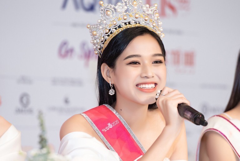 Đỗ Thị Hà là ai? Tiểu sử hoa hậu Đỗ Thị Hà & Sự nghiệp mới nhất Đỗ Thị Hà tham gia nhiều chuyến từ thiện sau khi đăng quang hoa hậu
