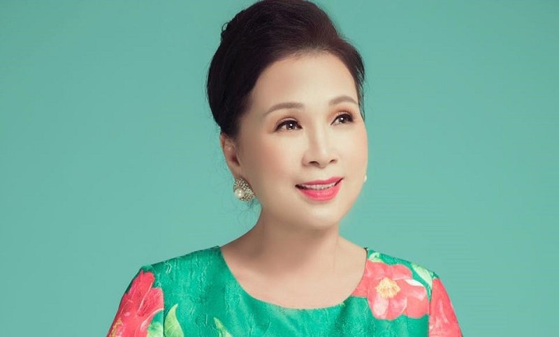 Bà luôn giữ được sự tươi trẻ trong nụ cười và thần thái của mình