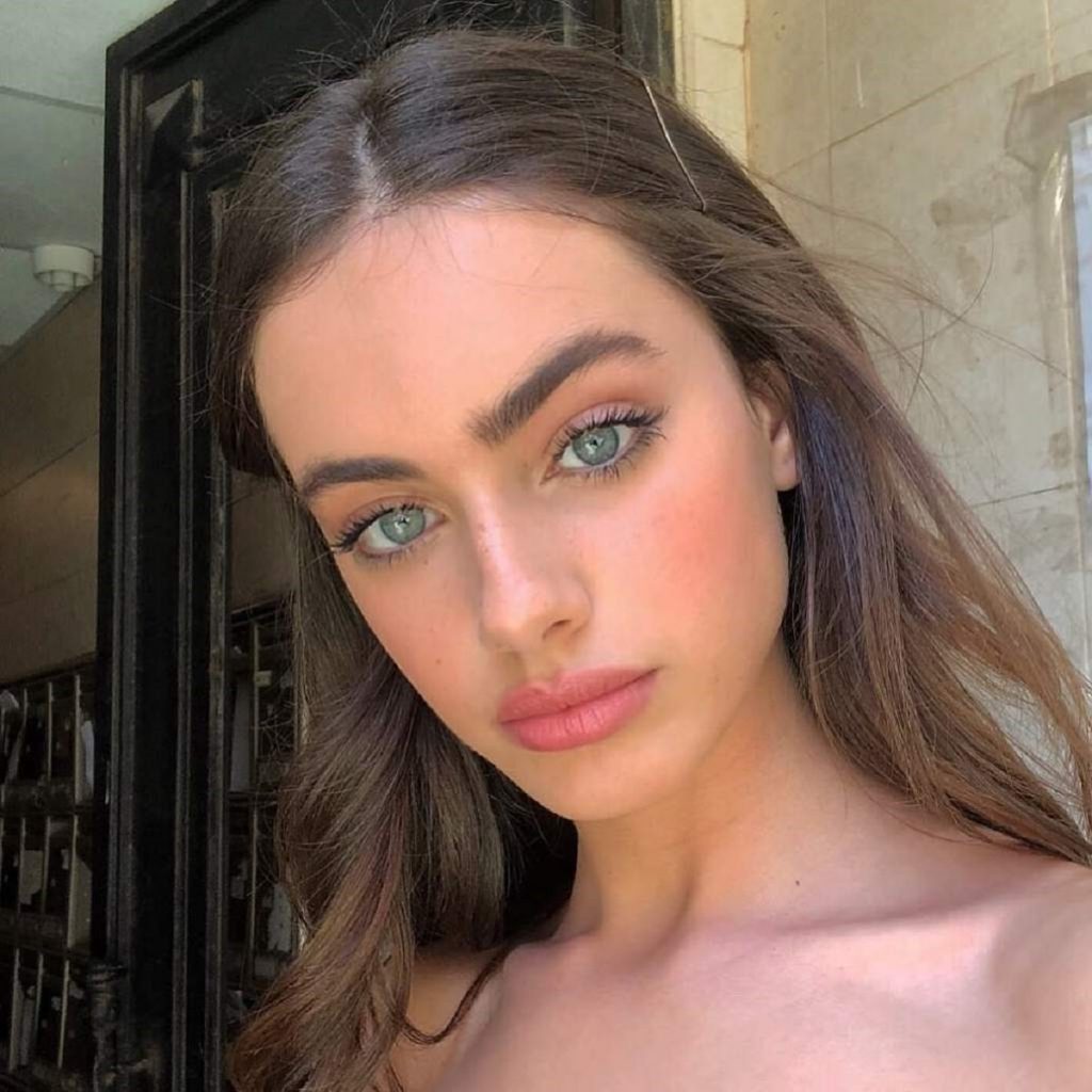 Điều gì khiến Yael Shelbia dễ dàng gây bão trên Instagram?