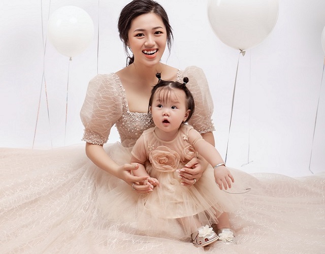 Hình bà xã kém 16 tuổi của Ngọc Tuyên cùng cô con gái nhỏ