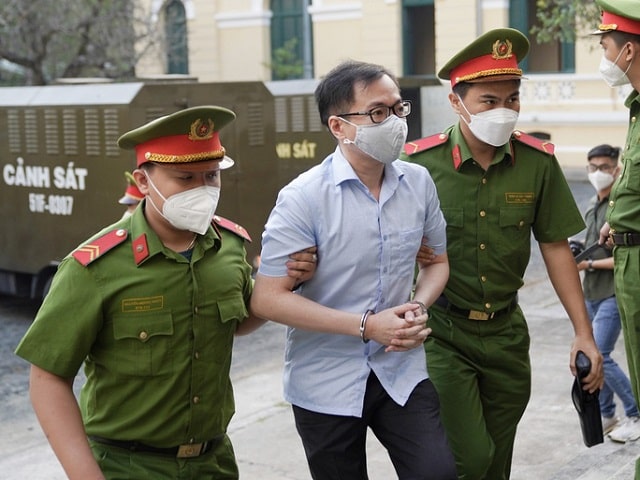 Ông Dũng bị bắt giữ vì tội tham ô và gây lãng phí tài sản nhà nước