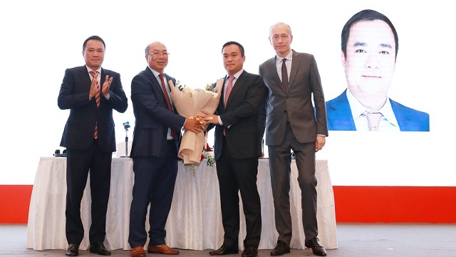 Tiểu sử & sự nghiệp tỷ phú doanh nhân Hồ Hùng Anh Ông Hùng Anh và em trai tại lễ nhận chức HĐQT Techcombank