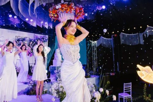 Cô dâu Bình Phước đeo 25 cây vàng lên sân khấu làm điều chưa từng, cả hôn trường “náo loạn”