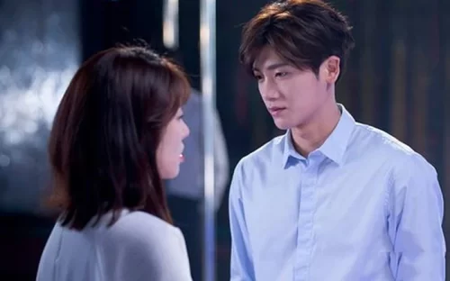 Cứ thấy chồng kéo vali đi công tác, nửa đêm anh hàng xóm lại đến gõ cửa liên hồi