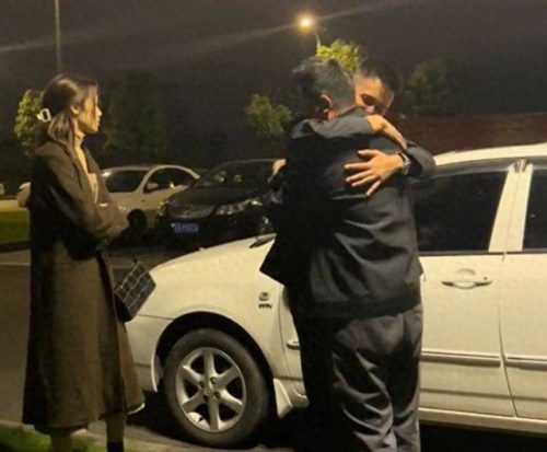 Bắt gặp vợ ngoại tình, chồng lao vào ôm nhân tình của vợ khóc nức nở