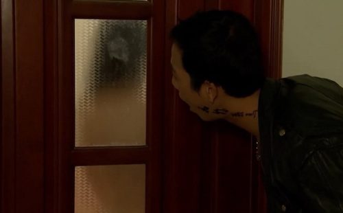 Đằng sau cánh cửa phòng tắm và bí mật giấu kín của chồng