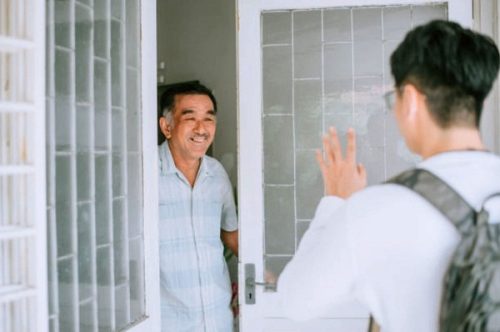 Vừa nhìn thấy bố bạn gái, chàng trai hốt quay xe bỏ chạy và uẩn khúc phía sau