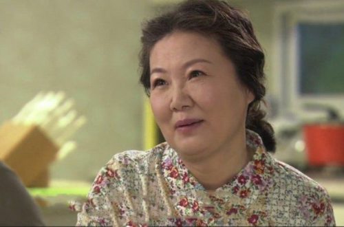 Con trai đi ở rể, tôi tới chăm sóc con dâu sinh nở, mở tủ đồ ra mắt đỏ hoe