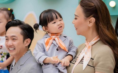 Vợ chồng Cường Đô La 'dở khóc dở cười' trong lần đầu tiên đi họp phụ huynh cho ái nữ