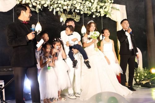 Ca sĩ Quách Thành Danh cùng vợ và 5 con làm đám cưới linh đình tại biệt thự 35 tỷ