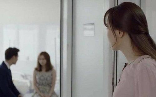 Qua nhà chị gái ở nhờ vài hôm, vô tình đi ngang phòng anh rể thì tá hỏa khi nghe thấy điều này