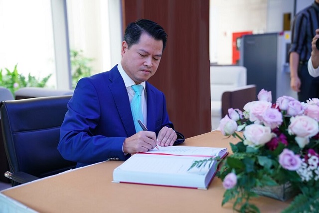 Ngô Chí Dũng là ai? Tiểu sử, sự nghiệp Chủ tịch VPBank Doanh nhân Ngô Chí Dũng cùng bạn khởi nghiệp từ mì gói