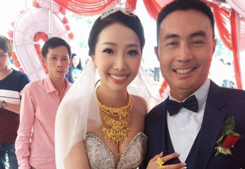 Cuộc sống hiện tại của hai cô dâu miền Tây đeo vàng trĩu cổ, kín tay khiến CĐM choáng ngợp cách đây vài năm