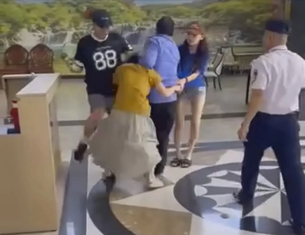 hoa khôi luật sư hành hung người khác