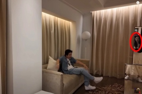 Khoa Pug để lộ cô gái lạ trong phòng riêng, nhan sắc xinh như hotgirl