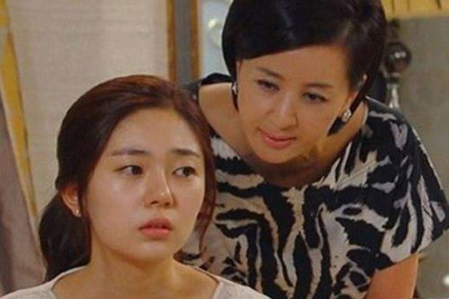 Bất ngờ nhận được khoản tiền lớn từ mẹ chồng, con dâu sửng sốt khi biết tiền đó từ đâu ra