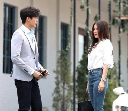 Mẹ tôi vừa mất vợ liền ôm hết tiền tiết kiệm rời đi, 4 năm sau gặp lại tôi cầu xin tái hôn