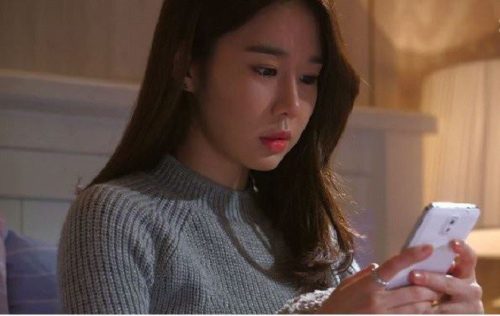 Nửa đêm đang ngủ với chồng bỗng nhận được tin nhắn lạ