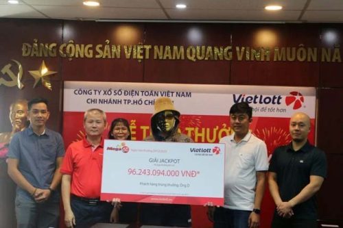 Một người chạy xe ôm ở Sài Gòn trúng Vietlott 96 tỷ đồng