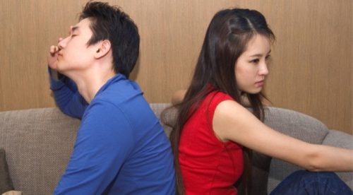 Mang hoa đến công ty làm lành với vợ, tôi sốc khi nghe lén được điều này