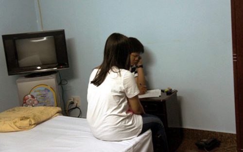 Rã rời sau đêm với nhân tình ở khách sạn, vừa bước ra cửa thấy chồng đứng chờ và cái kết