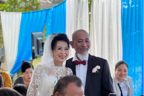 Đám cưới gây số MXH: Chú rể U70 từ Mỹ về rước cô dâu 62 tuổi sau hơn 4 thập kỷ chờ đợi