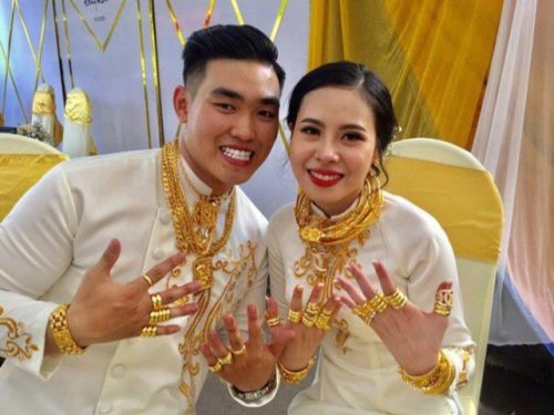 Cuộc sống hôn nhân của hai chị em ruột ở Đồng Nai đeo vàng trĩu cổ, kín các ngón tay trong ngày cưới