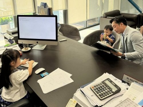 2 con ngồi "chễm chệ" trên bàn chủ tịch, Cường Đô La "kể tội" liền bị mẹ vợ hỏi khó