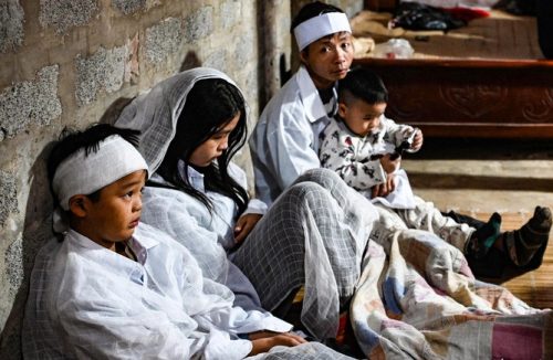 Xót xa 3 đứa trẻ mồ côi mẹ sau tai nạn giao thông, nương tựa vào bố tật nguyền