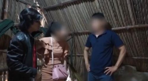 Thấy vợ lén lút vào 1 quán cà phê đèn mờ, tôi bố đi theo bắt ghen và cái kết không thể ngờ