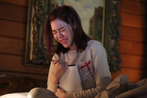 Chồng mất, mẹ chồng ôm con tôi đi chỉ để lại chiếc áo bông rách, thấy thứ bên trong tôi bật khóc