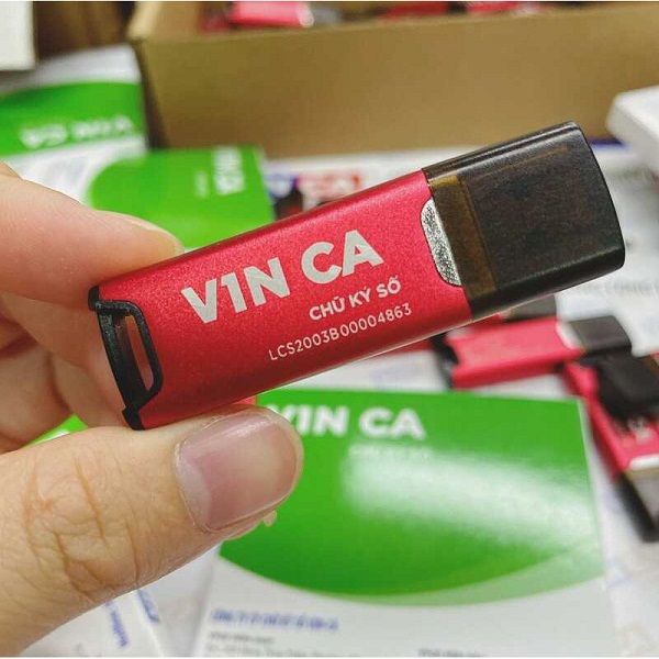 Nếu bạn cần gia hạn chữ ký số VINCA hãy liên hệ với Tongdaichukyso.com để được tư vấn, hỗ trợ nhanh chóng nhất.
1. Chữ ký số VINCA là gì?
Gia hạn chữ ký số VINCA ngay bây giờ để nhận nhiều ưu đãi 
Chữ ký số VINCA được lựa chọn sử dụng phổ biến hiện nay
Chữ ký số VINCA là một nhà dịch vụ chứng thực chữ ký số uy tín, nổi tiếng trên thị trường. Chữ ký số được cấp phép hoạt động trong nghị định 30/2007/NĐ-CP của Bộ thông tin và truyền thông. Hiện sản phẩm chữ ký này rất phổ biến trong các cơ quan, tổ chức hay các ban ngành của cả nước.
2. Chữ ký số VINCA và chữ ký số Viettel nên chọn loại nào?
Chữ ký số VINCA và chữ ký số Viettel đang là hai loại chữ ký được lựa chọn phổ biến trên thị trường để xác minh danh tính và bảo mật thông tin điện tử. Xét về đặc tính kỹ thuật thì hai kỹ thuật này hoàn toàn không có sự khác biệt. Tất cả các chữ ký số đều được dùng một tiêu chuẩn mã hóa theo đúng quy định nhà nước với độ bảo mật cao và được cấp phép hoạt động.
Sự khác nhau của hai chữ ký VINCA và Viettel là về giá trị thương hiệu và giá cả. Vì vậy, quý khách nên tìm hiểu và lựa chọn cho mình một loại chữ ký sao cho phù hợp nhất với nhu cầu và điều kiện kinh tế riêng. 
3. Hướng dẫn cách gia hạn chữ ký số VINCA
Gia hạn chữ ký số VINCA ngay bây giờ để nhận nhiều ưu đãi 
Cách gia hạn chữ ký số VINCA khá đơn giản, dễ thực hiện
Để gia hạn chữ ký số VINCA khá đơn giản. Tongdaichukyso.com đã setup ra một quy trình riêng cho các khách hàng một cách đơn giản mà không cần phải chuẩn bị các giấy tờ trước. Các bước cần thực hiện để gia hạn chữ ký số như sau:
Bước 1: Các khách hàng sẽ tiến hành tham khảo bảng giá gia hạn trước khi đăng ký. 
Bước 2: Quý khách sẽ liên hệ trực tiếp với tongdaichukyso.com để được hướng dẫn làm thủ tục đăng ký.
Bước 3: Đơn vị sẽ tiến hành tiếp nhận hồ sơ của khách hàng.
Bước 4: Nhân viên tiến hành soạn thảo hợp đồng và gửi đến cho quý khách.
Bước 5: Hướng dẫn khách hàng các vấn đề sau khi gia hạn và thanh toán chi phí.
4. Chọn Tongdaichukyso.com để thực hiện gia hạn chữ ký số
Tongdaichukyso.com là một trong những đơn vị chuyên phân phối và gia hạn chữ ký số uy tín, chuyên nghiệp trên thị trường. Với bề dày kinh nghiệm đơn vị luôn hiểu được những nhu cầu của khách hàng và đem đến những tư vấn chính xác nhất.
Hiện đơn vị phân phối đa dạng các loại chữ ký số khác nhau với mức giá thành đảm bảo ưu đãi, cạnh tranh nhất trên thị trường. Đặc biệt, khi mua mới hoặc gia hạn chữ ký số tại đơn vị khách hàng sẽ được đội ngũ nhân viên tư vấn hỗ trợ tận tình mọi vấn đề về chữ ký số. 
5. Giải đáp những thông tin hữu ích
Gia hạn chữ ký số VINCA ngay bây giờ để nhận nhiều ưu đãi 
Giải đáp một số thông tin về chữ ký số VINCA
Thông tin có trong chữ ký số VINCA?
Bản chất của chữ ký số VINCA phục vụ cho mục đích thay chữ ký tay và con dấu của doanh nghiệp để đảm bảo tính pháp lý, tính bảo mật và xác thực chủ thể. Các thông tin sẽ có trong chữ ký số VINCA gồm:
Thông tin của doanh nghiệp như: Tên công ty, mã số thuế….
Thông tin của nhà cung cấp chữ ký số VINCA.
Số Seri, đây là số đại diện cho chứng thư số.
Thời gian đăng ký và thời gian kết thúc.
Thư hạn chế phạm vi và mục đích sử dụng chữ ký số.
Thời gian gia hạn chữ ký VINCA sử dụng trong bao lâu
Kể từ thời điểm gia hạn chữ ký số VINCA thì khách hàng có thể sử dụng được ngay trong một khoảng thời gian ngắn sau đó. Cụ thể như:
Sau 4-8h người dùng có thể cập nhật thời hạn lên thuế.
Sau 24h có thể cập nhật thời hạn lên bảo hiểm xã hội
Sau 2-4h thì có thể cập nhật thời hạn lên hải quan điện tử.
Ngay sau khi gia hạn có thể ký hóa đơn điện tử hay ký file tài liệu.
5. Kết luận
Như vậy, việc gia hạn chữ ký số VINCA là không hề đơn giản. Chỉ cần bạn liên hệ trực tiếp với Tongdaichukyso.com để được tư vấn và hỗ trợ gia hạn kỹ lưỡng. Không chỉ chữ ký số VINCA mà cơ sở còn gia hạn các loại chữ số khác có trên thị trường. Hãy nhanh tay liên hệ ngay với chúng tôi để được tư vấn, hỗ trợ chi tiết nhất.