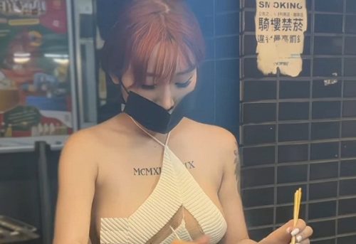 Lộ danh tính cô gái diện yếm, quần đùi siêu ngắn bán trứng nướng gây sốt