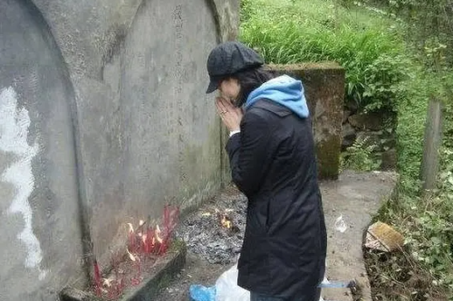 Con dâu về tảo mộ tổ tiên nhà chồng, nhìn thấy dòng chữ trên bia mộ lập tức báo cảnh sát