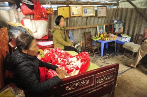 Vụ cụ bà 70 tuổi nghi bị vợ chồng con trai đuổi ra đường: 2 người con gái gây bức xúc khi mong mạnh thường quân giúp đỡ