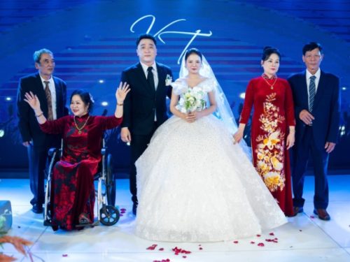 Đám cưới Yanbi - Trang Abby: Mẹ Yanbi đi xe lăn lên lễ đường, chú rể quỳ gối trao nhẫn cho cô dâu