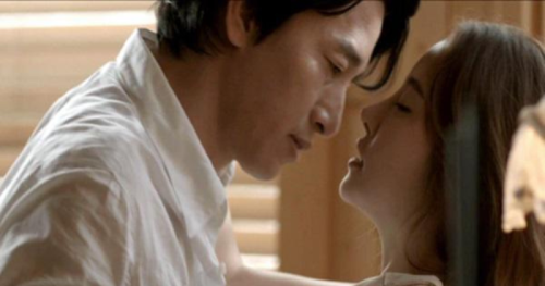 Đi công tác về liền kéo vợ vào phòng, đang phút vợ chồng mặn nồng thì hàng xóm đập cửa nói một câu khiến tôi ngã quỵ