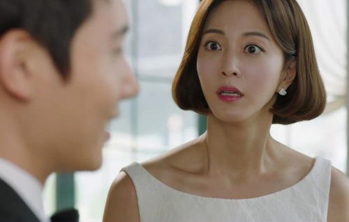 Dọn nhà cuối năm, vợ điếng người phát hiện bí mật chồng giấu trong ngăn tủ quần áo