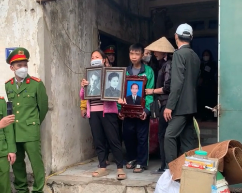 Hà Nội: Xôn xao chuyện mẹ chồng đuổi con dâu và cháu ra khỏi nhà sau khi con trai qua đời