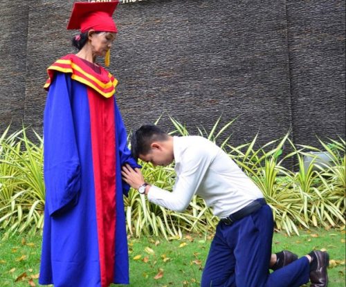 Hình ảnh chàng trai quỳ lạy mẹ trong ngày tốt nghiệp thạc sỹ gây sốt