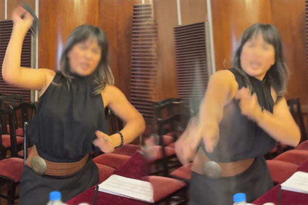 nsut minh huyền ném điện thoại vào lưu thiên hương