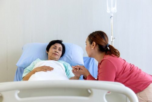 Nghỉ việc nửa tháng chăm sóc mẹ chồng cũ, không ngờ gia đình tôi được nhận món quà lớn