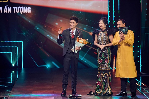 thanh sơn nhận giải thưởng