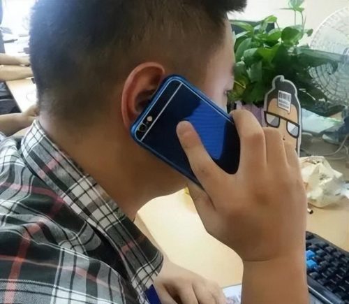 Vợ qua đời 11 ngày, chồng nhận cuộc gọi bất ngờ, đầu dây bên kia nói một câu khiến anh lặng người